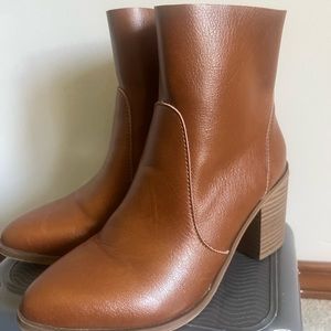 Brown universal thread boots. Size 7